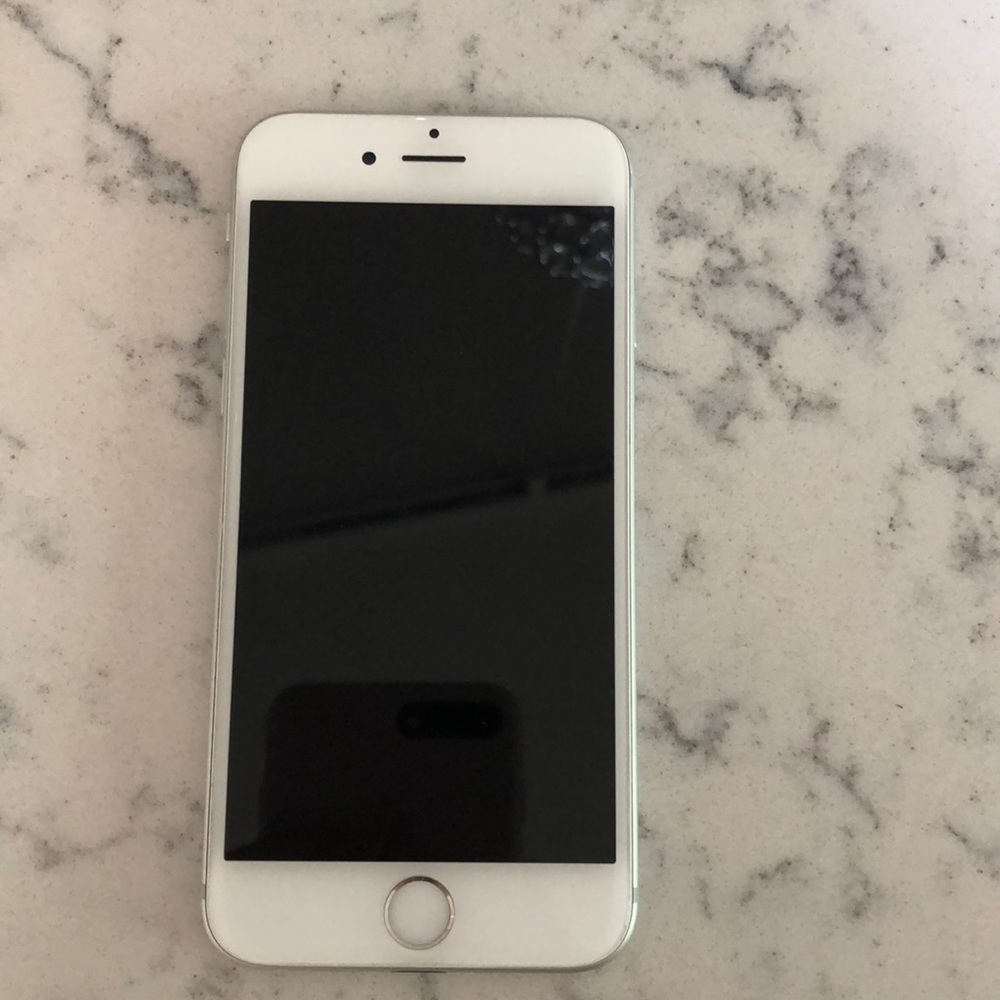 Gently Used IPhone 6s silver